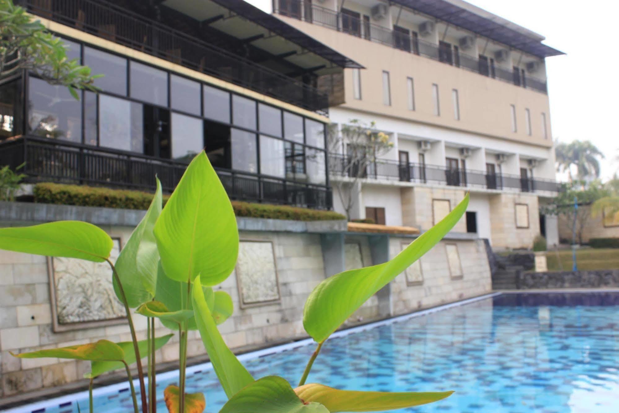 Bumi Cikeas Sentul Bogor Hotel Екстериор снимка