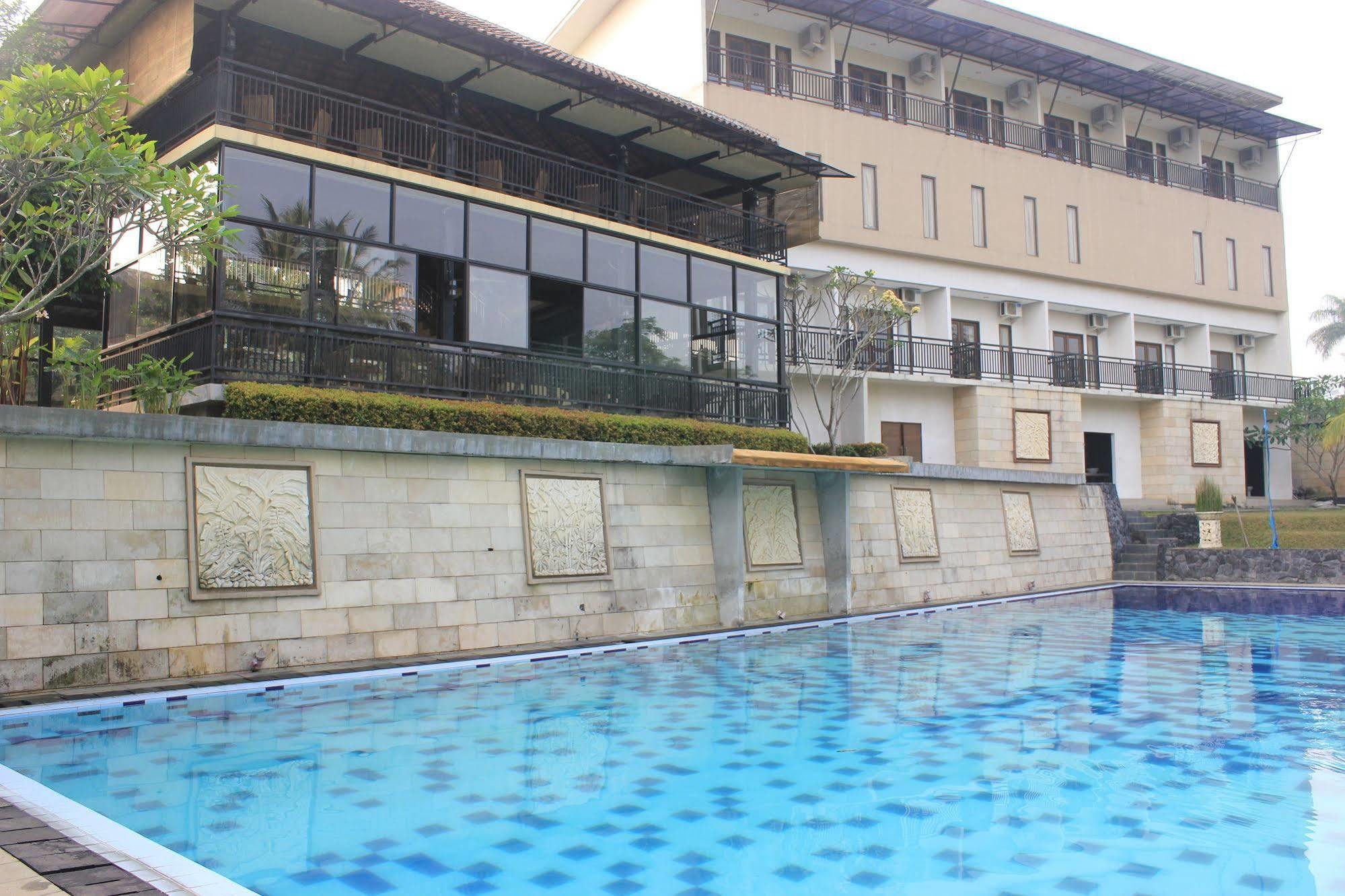 Bumi Cikeas Sentul Bogor Hotel Екстериор снимка
